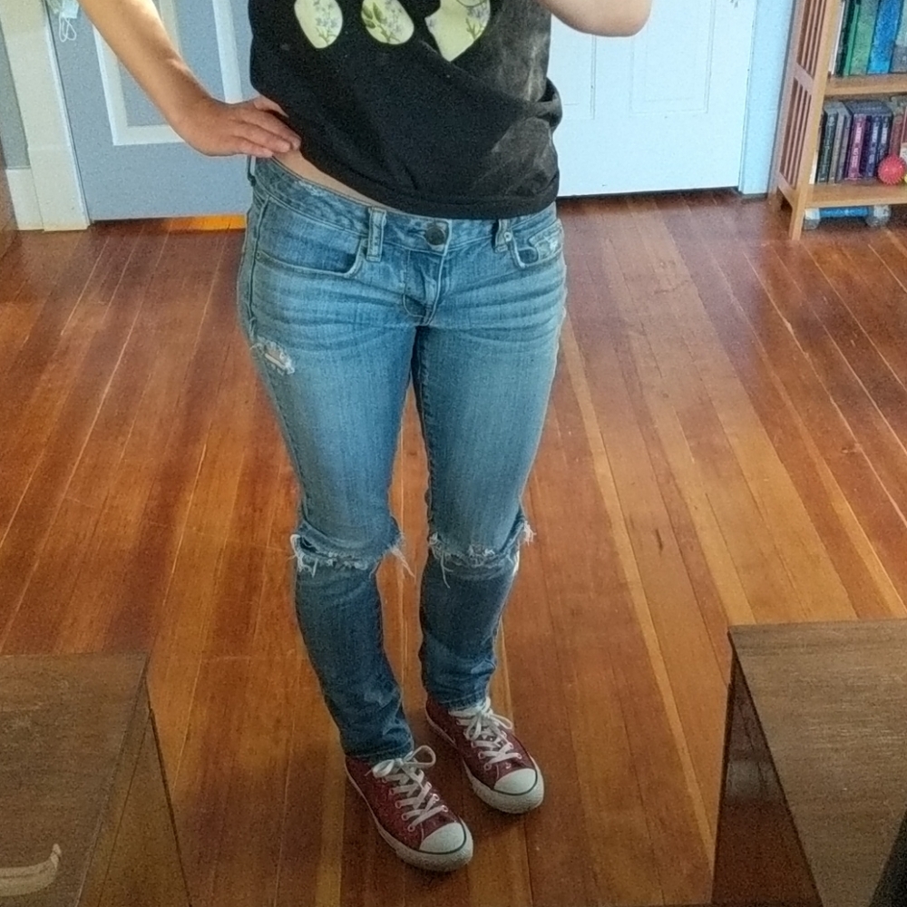 AE Distressed Low-Waisted Jeans